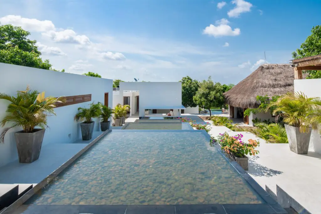 Una casa en barú, bolivar diseñada para resaltar el clima y el paisaje de la región