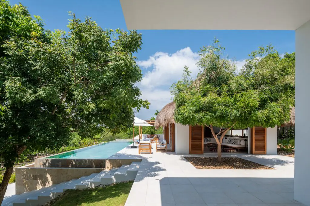 Una casa en barú, bolivar diseñada para resaltar el clima y el paisaje de la región