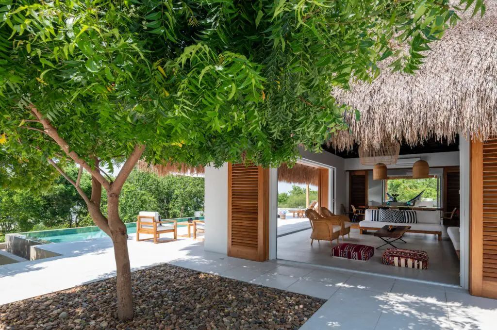 Una casa en barú, bolivar diseñada para resaltar el clima y el paisaje de la región