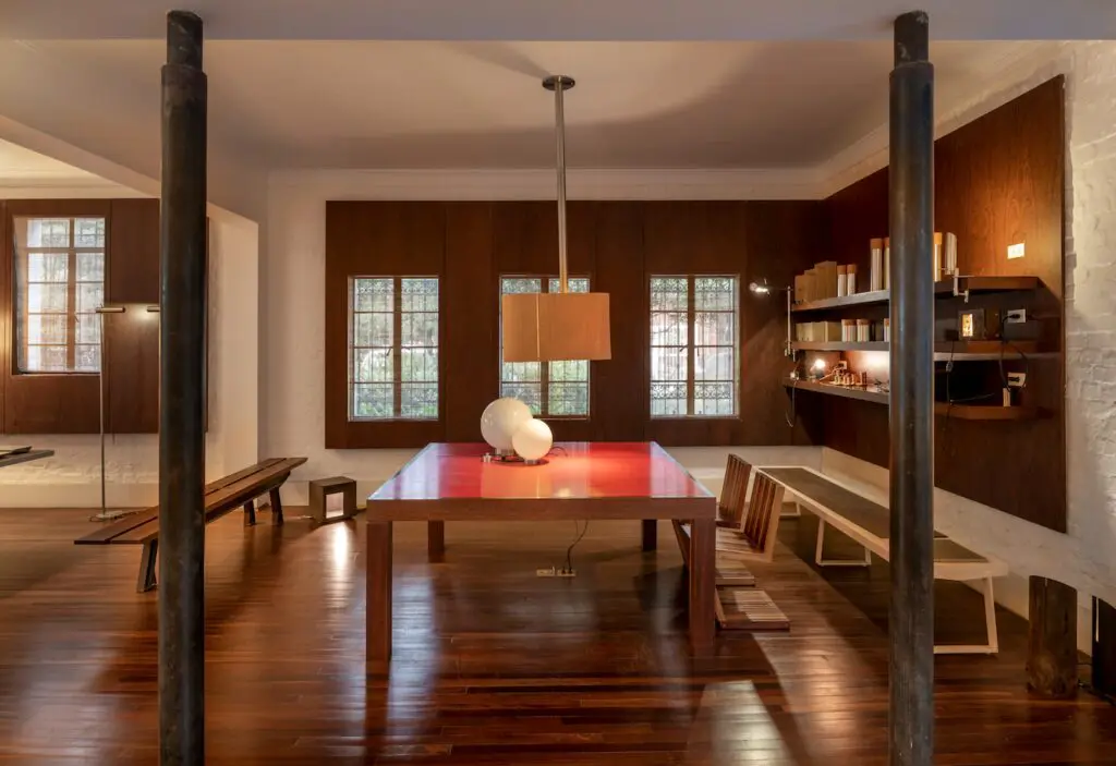 Esta vivienda de corte neoespañol ubicada en teusaquillo, es la oficina del arquitecto guillermo arias