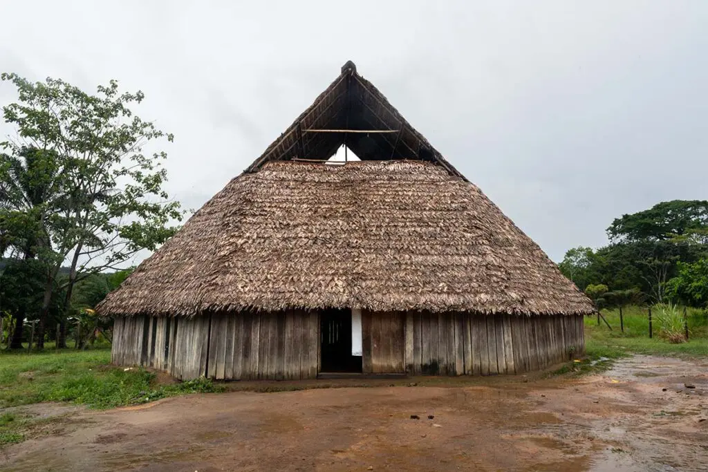 Tejer sentimientos: la maloca andoque como refugio de la memoria en caquetá