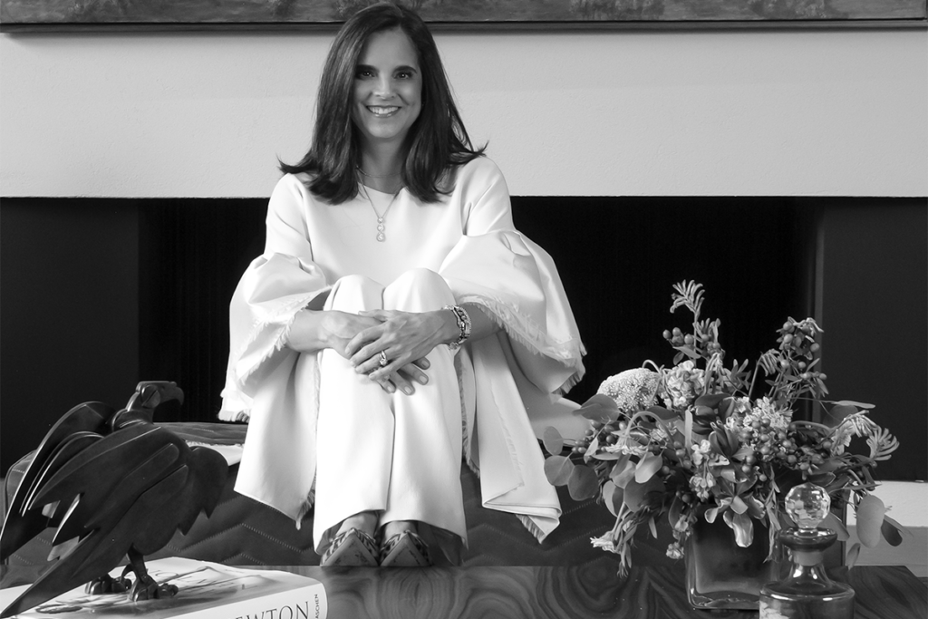 La magia de la cocina de esta casa radica en dos esculturales lámparas de vidrio