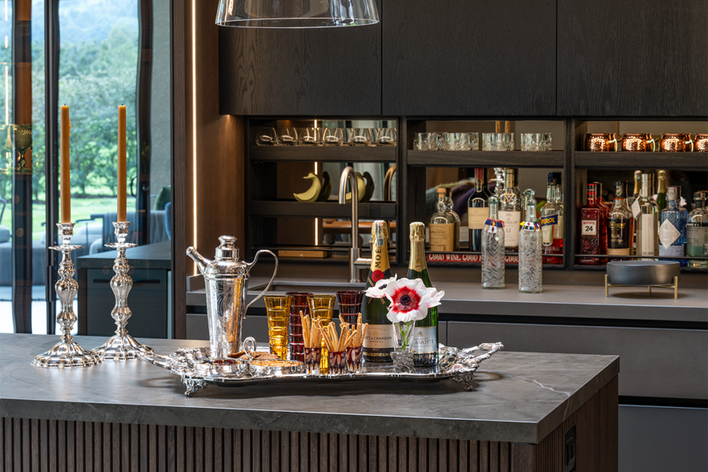 La magia de la cocina de esta casa radica en dos esculturales lámparas de vidrio