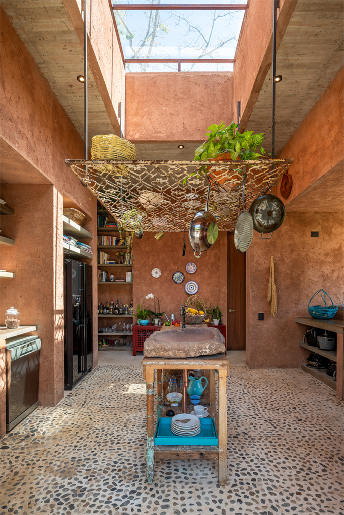 La arquitectura de esta casa en villeta propone otra forma de habitar el trópico