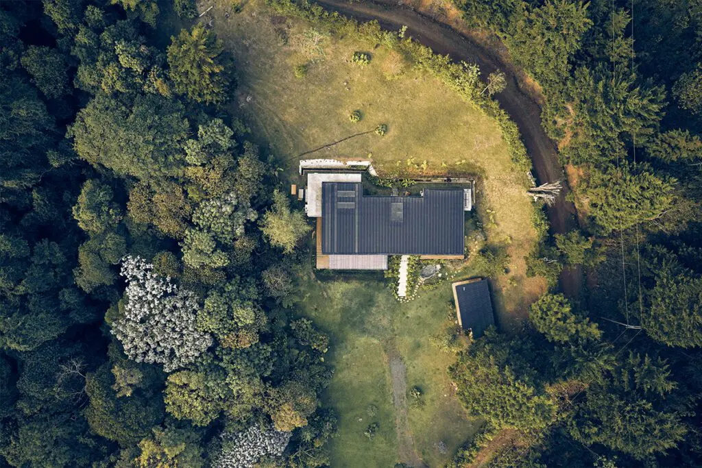 Una casa en el bosque del valle del cauca, ligera y sólida a la vez