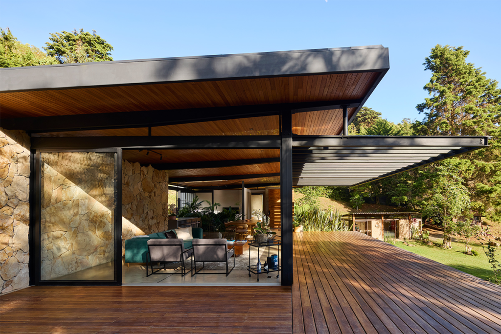 Una casa en el bosque del valle del cauca, ligera y sólida a la vez