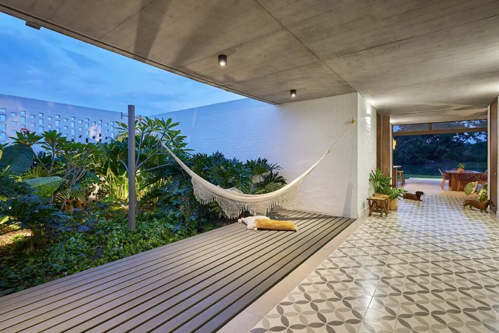 En esta casa, en cali, el eje de composición arquitectónico es un lago