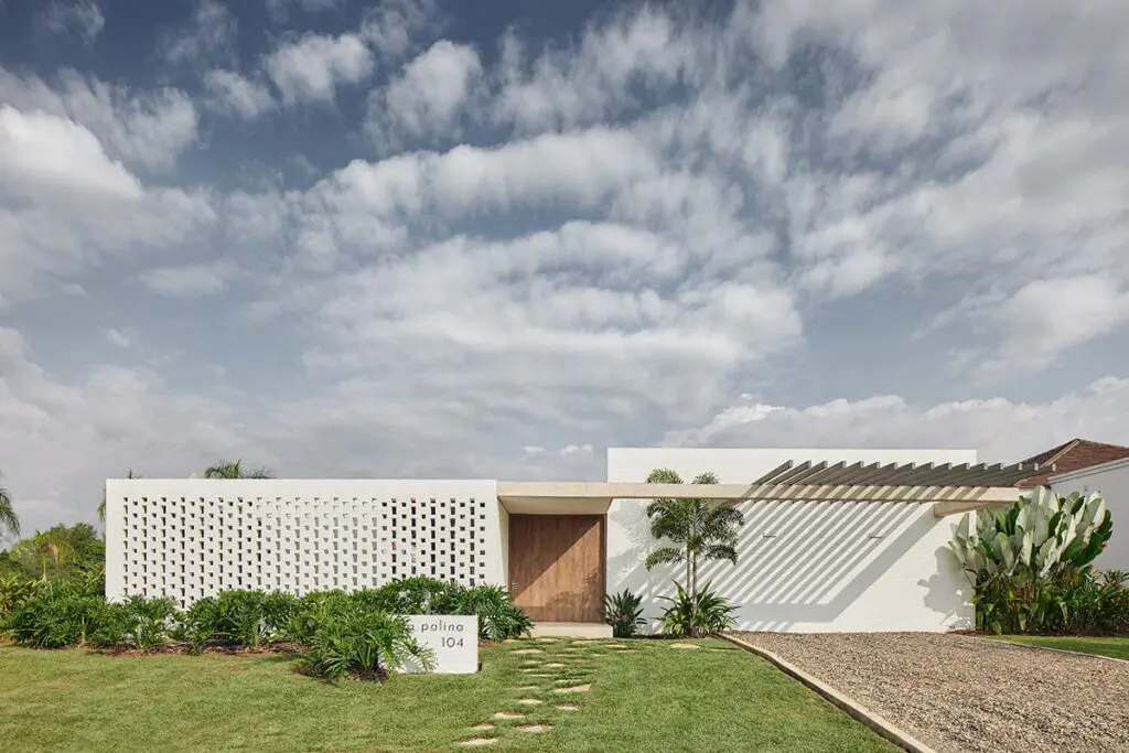 En esta casa, en cali, el eje de composición arquitectónico es un lago