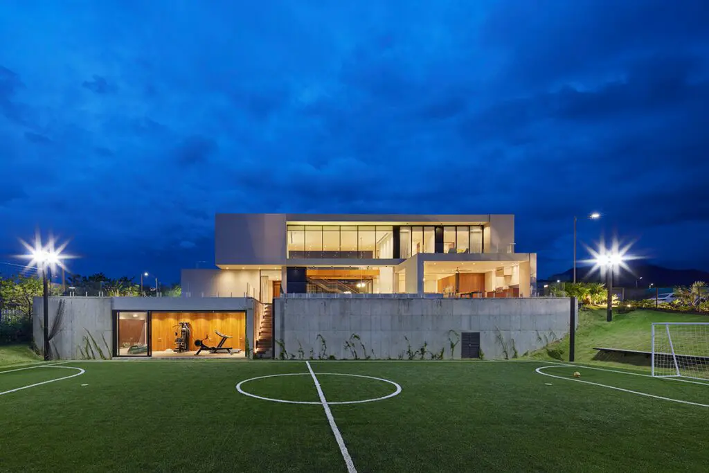 Esta casa en cali aprovecha de su entorno se conecta con el paisaje Esta obra en cali se mezcla con su entorno a través de su arquitectura abierta en la que se disfruta el paisaje natural.