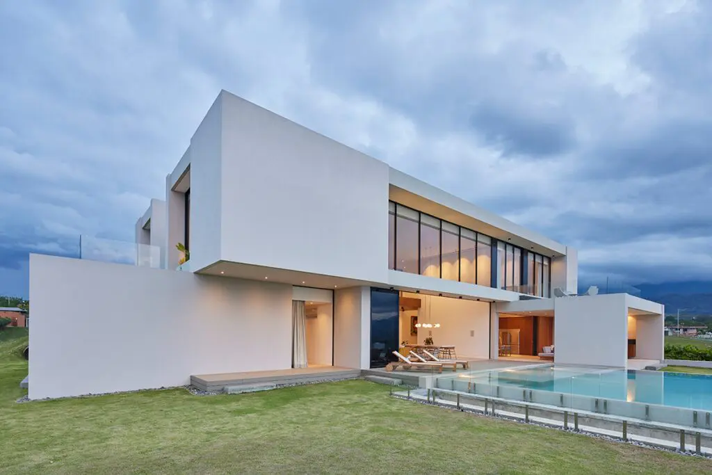 Esta casa en cali aprovecha de su entorno se conecta con el paisaje Esta casa en cali aprovecha de su entorno se conecta con el paisaje