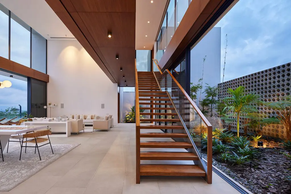 Esta casa en cali aprovecha de su entorno se conecta con el paisaje Esta casa en cali aprovecha de su entorno se conecta con el paisaje