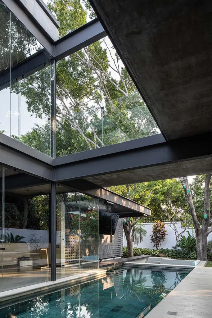 La piscina de esta casa cruza su diseño y se convierte en el eje central La piscina de esta casa cruza su diseño y se convierte en el eje central