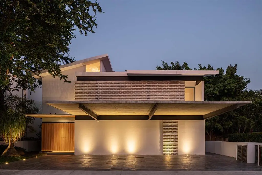 La piscina de esta casa cruza su diseño y se convierte en el eje central La piscina de esta casa cruza su diseño y se convierte en el eje central