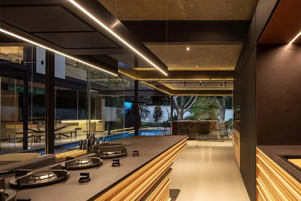 La piscina de esta casa cruza su diseño y se convierte en el eje central La piscina de esta casa cruza su diseño y se convierte en el eje central