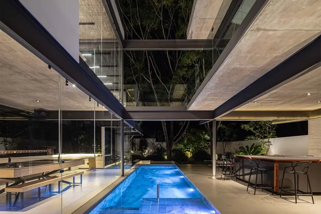 La piscina de esta casa cruza su diseño y se convierte en el eje central La piscina de esta casa cruza su diseño y se convierte en el eje central