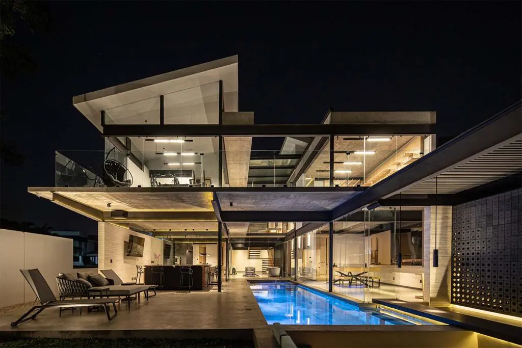 La piscina de esta casa cruza su diseño y se convierte en el eje central La piscina de esta casa cruza su diseño y se convierte en el eje central