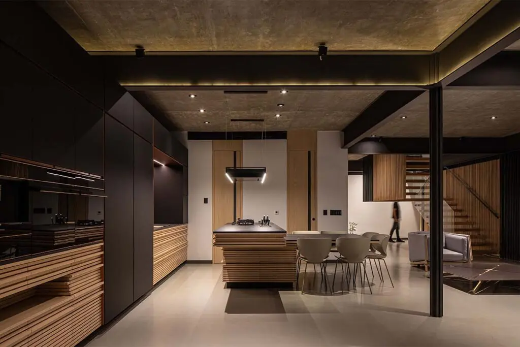 La piscina de esta casa cruza su diseño y se convierte en el eje central La piscina de esta casa cruza su diseño y se convierte en el eje central