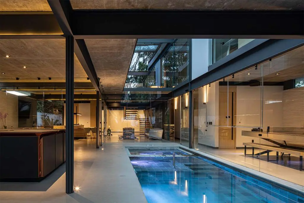 La piscina de esta casa cruza su diseño y se convierte en el eje central La piscina de esta casa cruza su diseño y se convierte en el eje central