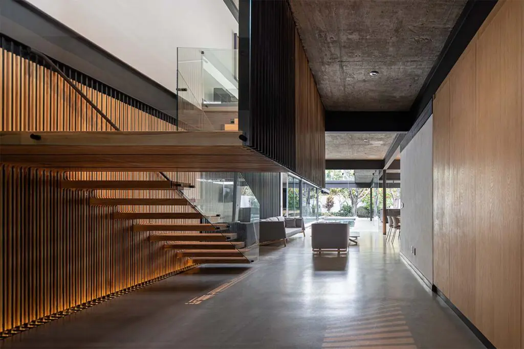 La piscina de esta casa cruza su diseño y se convierte en el eje central Casa en mexico