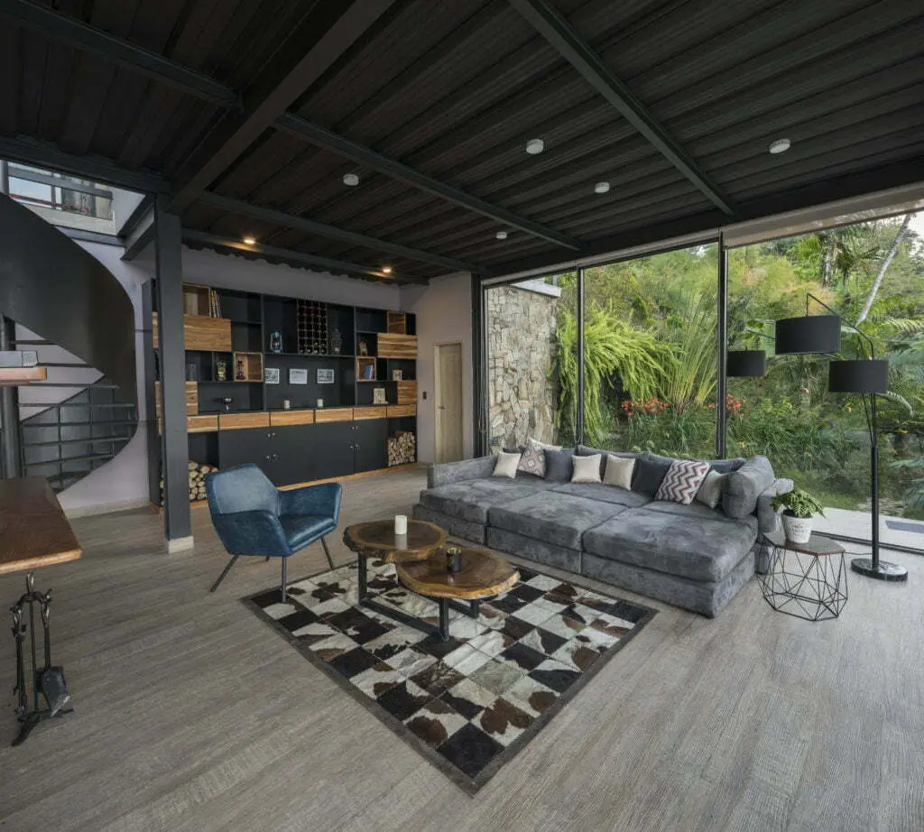 El color negro se impone más que nunca esta temporada en la arquitectura