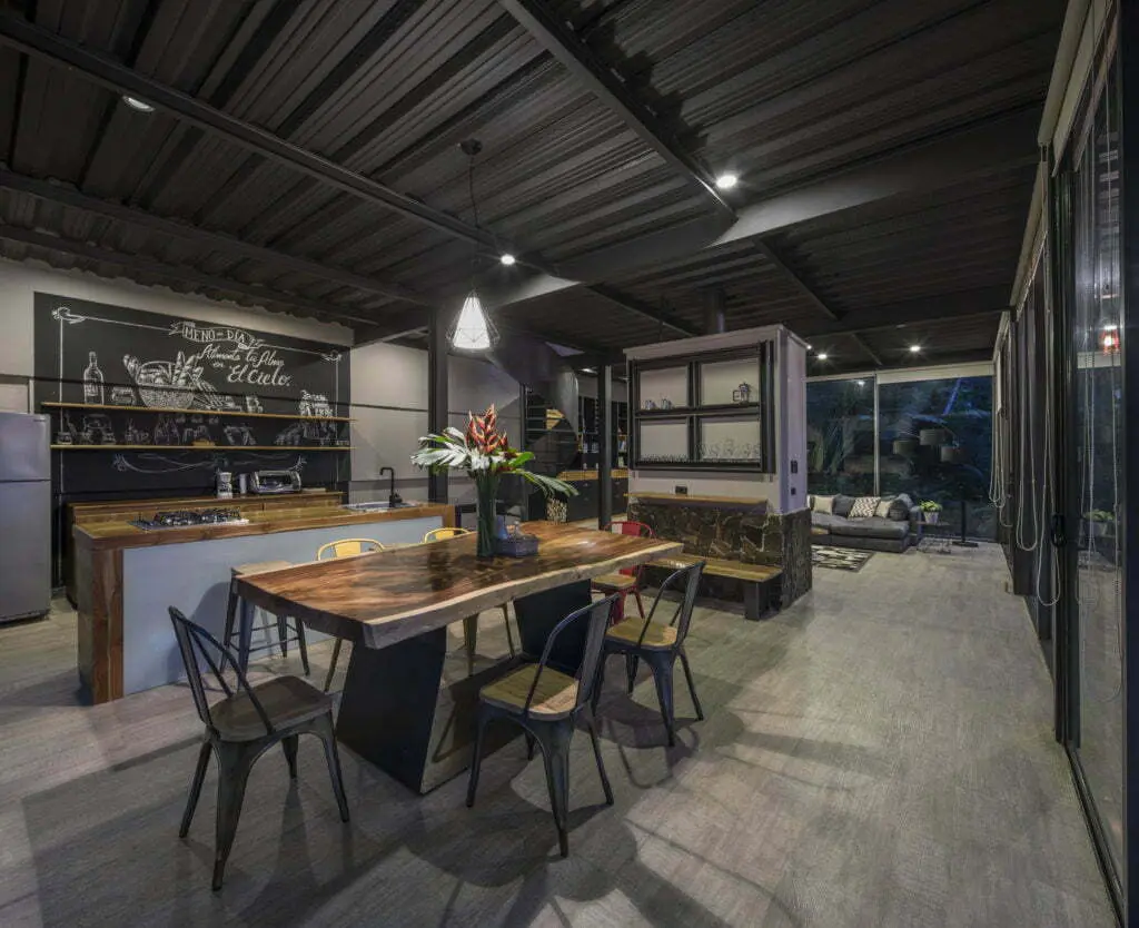 Una casa ubicada en medio del exuberante paisaje de la sierra nevada de santa marta