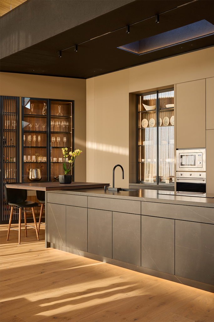 La geometría de formas sencillas y el uso de pocos materiales componen esta cocina La geometría de formas sencillas y el uso de pocos materiales componen esta cocina