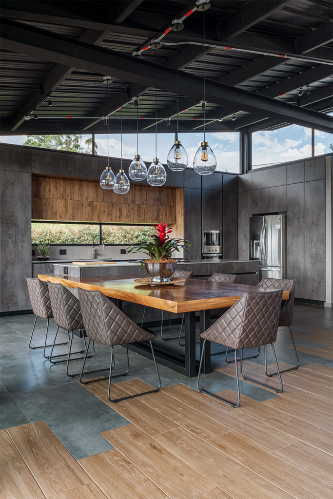 La cocina es el centro de esta casa diseñada con un estilo industrial