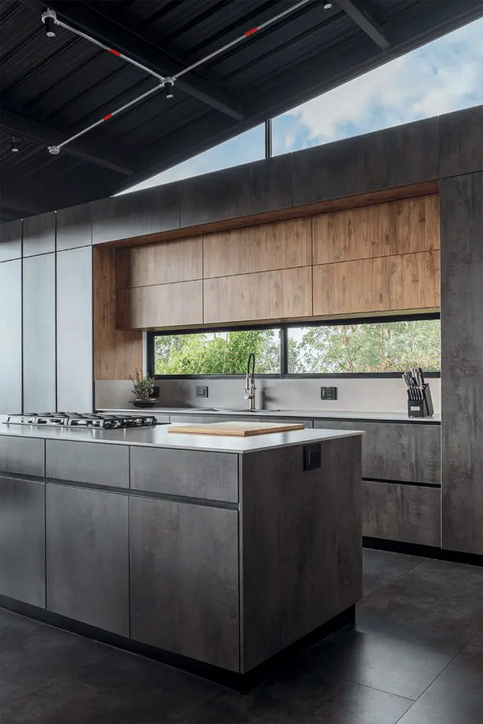 La cocina es el centro de esta casa diseñada con un estilo industrial
