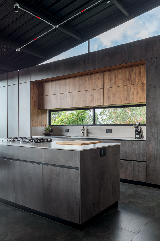 La cocina es el centro de esta casa diseñada con un estilo industrial