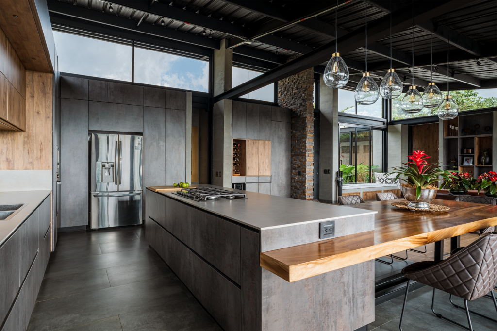 La cocina es el centro de esta casa diseñada con un estilo industrial