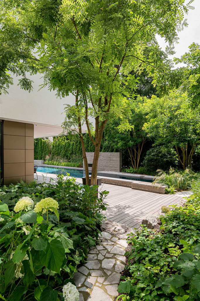 La característica de esta casa en alemania es la vegetación que abarca sus espacios