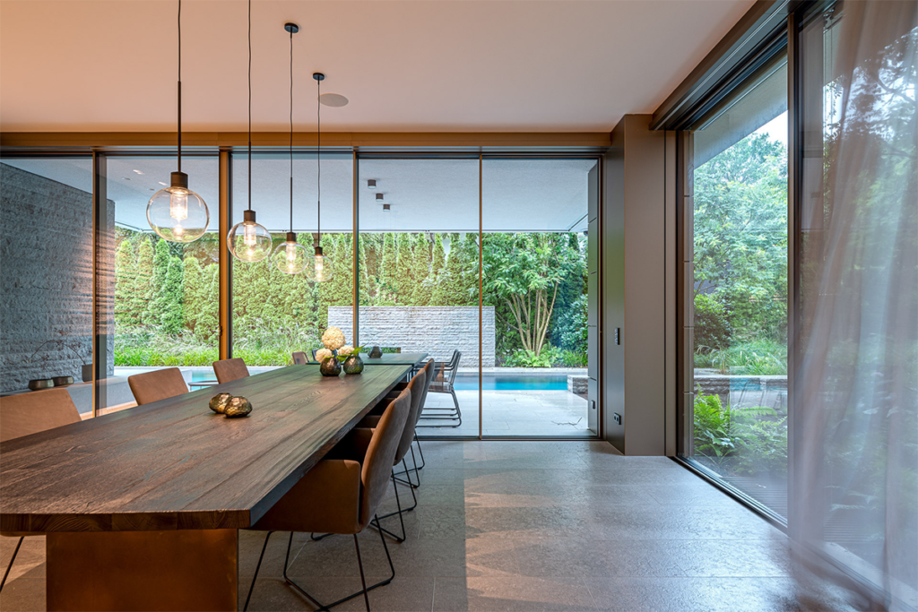 La característica de esta casa en alemania es la vegetación que abarca sus espacios