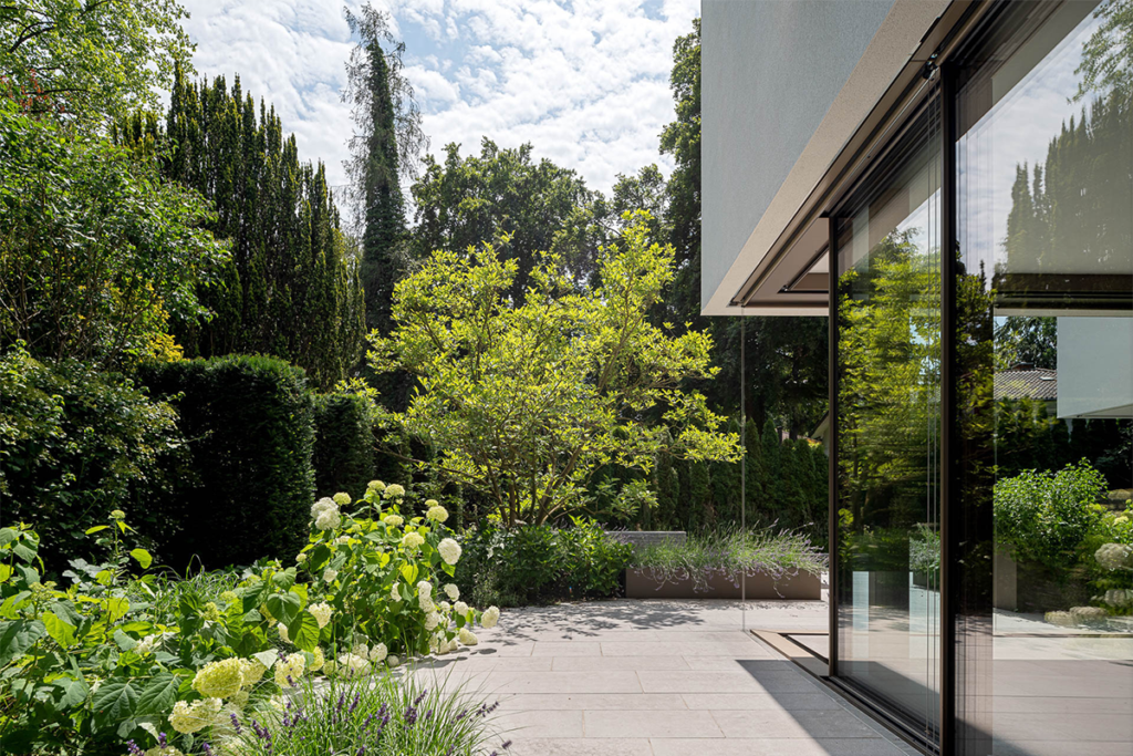 La característica de esta casa en alemania es la vegetación que abarca sus espacios