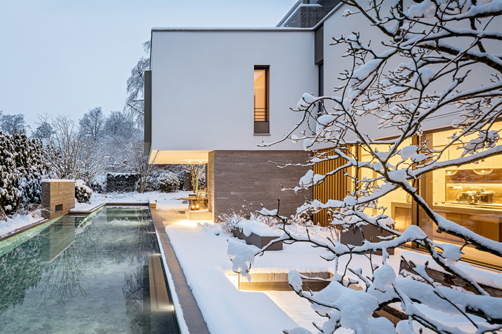 La característica de esta casa en alemania es la vegetación que abarca sus espacios