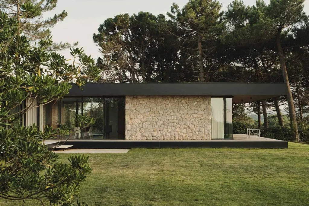 Esta casa parece vieja, pero es nueva: arquitectura que respeta la tradición