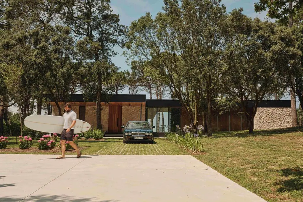 Esta casa parece vieja, pero es nueva: arquitectura que respeta la tradición