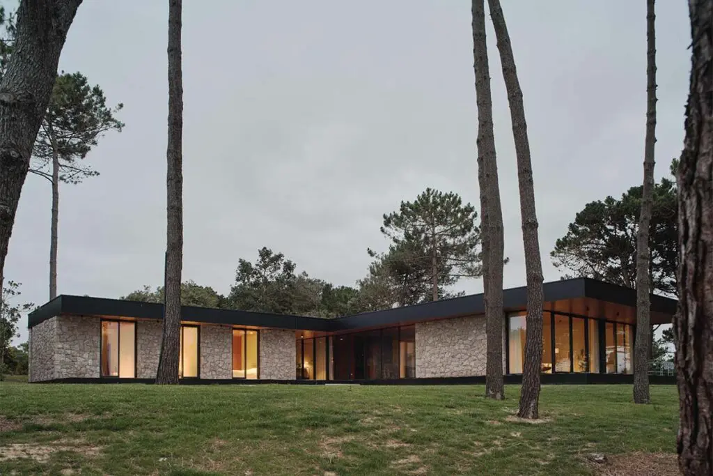 Esta casa parece vieja, pero es nueva: arquitectura que respeta la tradición