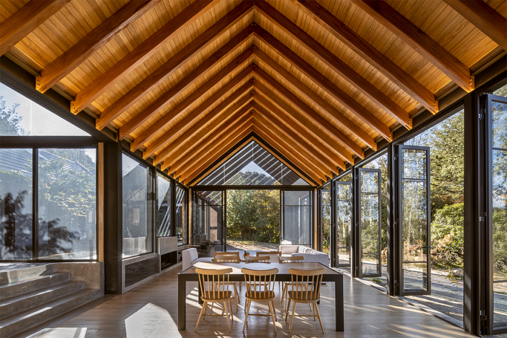 Una casa en antioquia con una espacialidad para adentrarse en el bosque