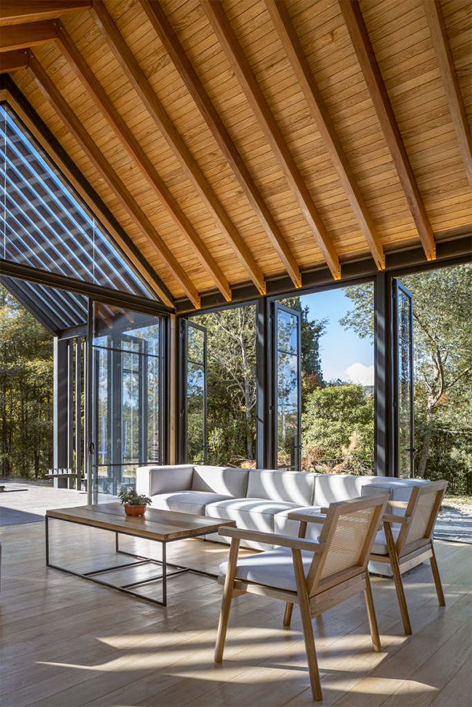 Una casa en antioquia con una espacialidad para adentrarse en el bosque