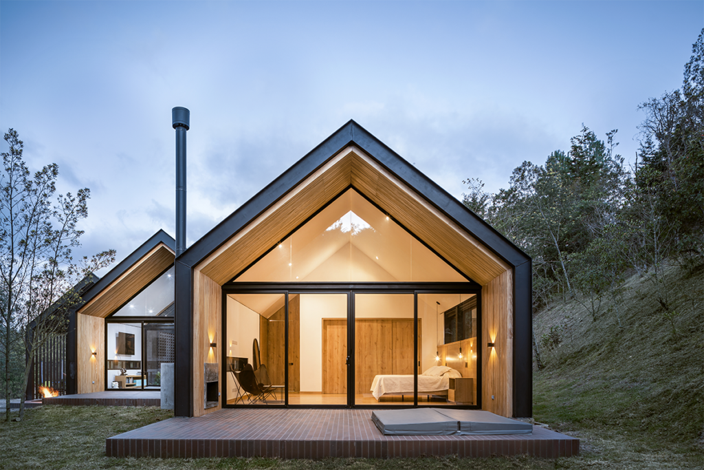 Una casa en antioquia con una espacialidad para adentrarse en el bosque