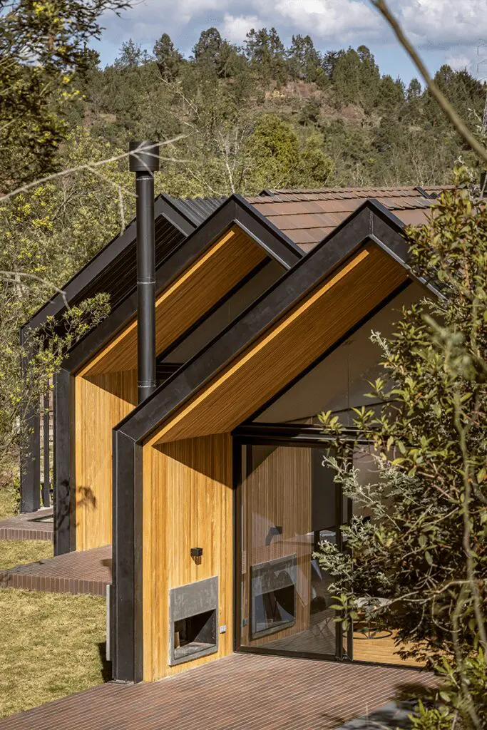 Una casa en antioquia con una espacialidad para adentrarse en el bosque