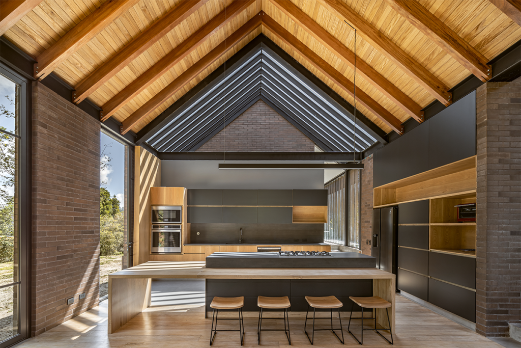 Una casa en antioquia con una espacialidad para adentrarse en el bosque