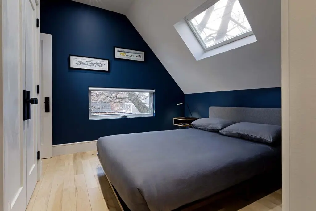 Esta es una ‘casa en el árbol’ que a su vez funciona como una cochera