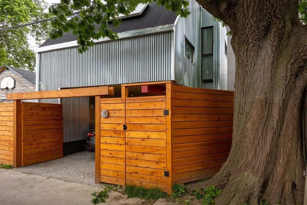 Esta es una ‘casa en el árbol’ que a su vez funciona como una cochera