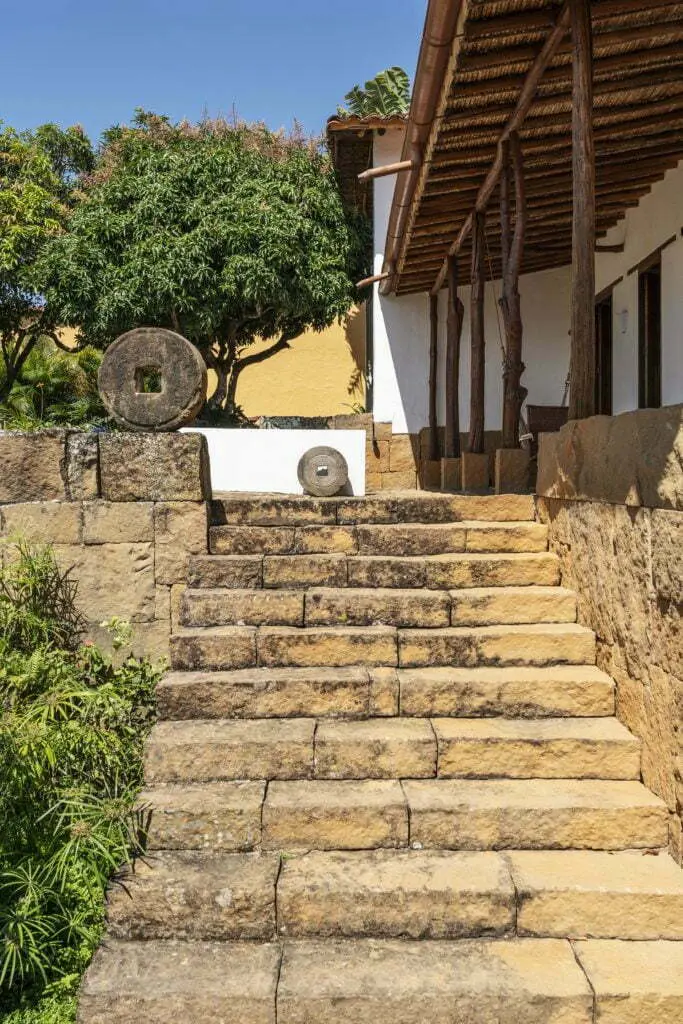 La arquitectura de una casa en barichara que resalta visualmente sobre el paisaje de la región