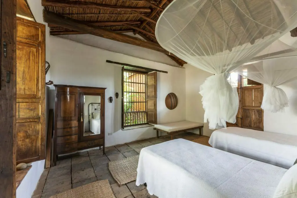 La arquitectura de una casa en barichara que resalta visualmente sobre el paisaje de la región