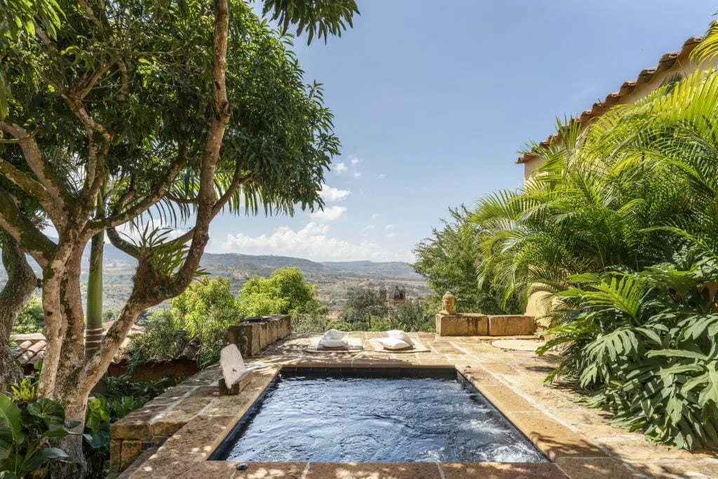 La arquitectura de una casa en barichara que resalta visualmente sobre el paisaje de la región