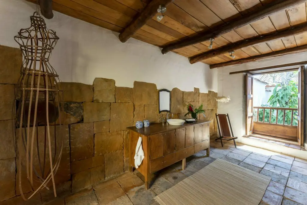 La arquitectura de una casa en barichara que resalta visualmente sobre el paisaje de la región