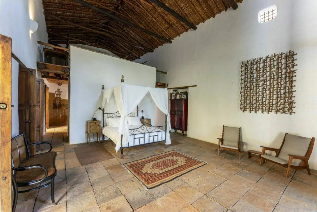 La arquitectura de una casa en barichara que resalta visualmente sobre el paisaje de la región