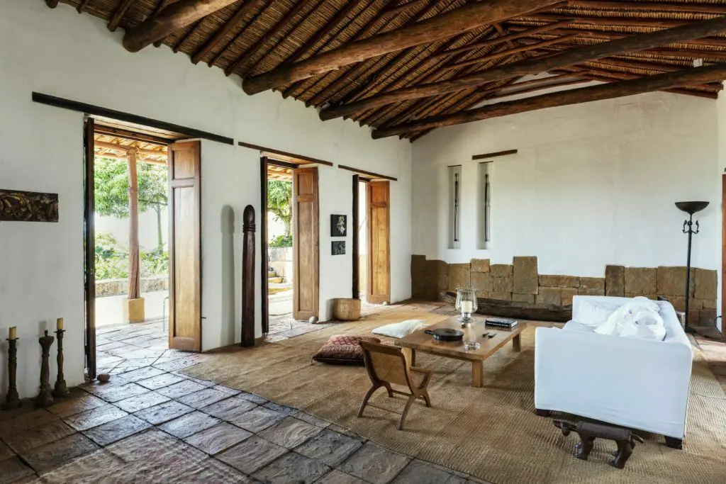 La arquitectura de una casa en barichara que resalta visualmente sobre el paisaje de la región